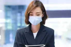 王丽坤真是太瘦了，修身西装都穿得松垮垮的，全靠明星范儿撑着图片