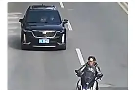 上海金山：摩托车嫌汽车挡道多次别车比中指，汽车车主遭挑衅报警图片