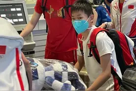 14岁全红婵高调回国！穿国货T恤红裤和姐姐们站在一起，可爱爆棚图片