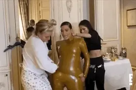 卡戴珊为秀身材拼了，应拽着塞进“乳胶衣”，前凸后翘穿上真不易图片