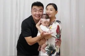 奥运冠军何雯娜为丈夫庆生！抱娃出镜一家好甜蜜，女儿五官超像爸图片