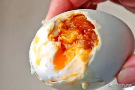 简单3步，腌出“冒油”的咸鸭蛋！7天就能吃，蛋黄绵软、细腻图片