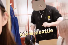 陈赫一家四口吃火锅，5岁女儿大口吃面胃口好，妻子素颜表情夸张图片