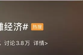 城管喊你来摆地摊啦！地摊经济忽然火了！一夜之间10万人就业，总理点赞图片