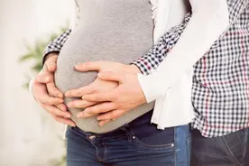 23岁孕妈怀上4胞胎，看到孕妈的大孕肚，网友：不敢怀孕了图片