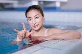 郭晶晶嫁入豪门后，为何不愿给父母买房？老公霍启刚给出答案 ​图片