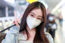 祝绪丹穿蓝色针织外套清爽俏皮，长发披肩戴金框眼镜，少女感十足图片