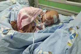 血癌女童结疗后复发，移植排异奇痒难受突然拔掉picc管，父母吓呆图片