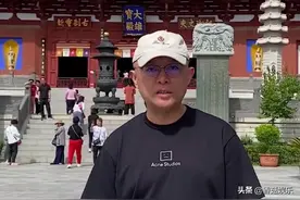 48岁孟非现身五台山，手术后身体并无大碍，低调登山气色极佳图片