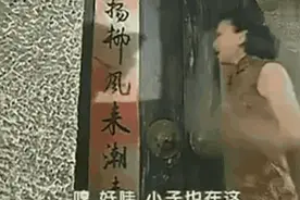 小伙深夜报警：隔壁有个女的一直在敲门！民警赶到后发现地上一双鞋，一只包图片