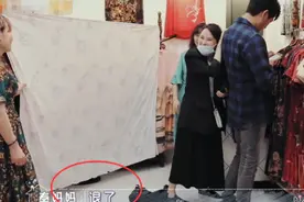 婆婆嫌衣服贵不买，伊能静偷偷结账，看清价格才知明星家庭的消费图片