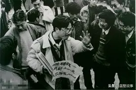 1980年后中国：酒家显奇特女子剃光头，过寿诞95岁老太扮佘太君图片