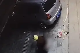 男子连续2天准时在便利店门口排泄 监控拍下恶心一幕视频封面