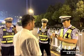 高考结束父子庆祝 饮酒驾驶被查图片