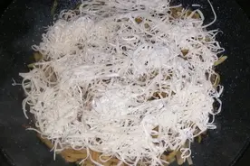 一锅地道的农家炭火焖面，只用了一个萝卜，她是怎么做到的？图片