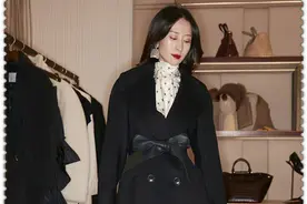 会打扮的女人，很少穿卫衣+牛仔裤！初冬学明星这样穿：好有气质图片