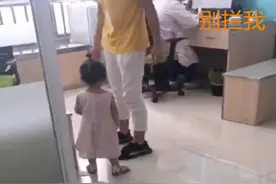 3岁女宝打疫苗被扎哭，几次想找医生“讲道理”，后知后觉萌翻了图片