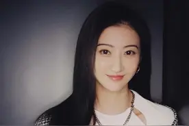 景甜真是让人心动!千鸟格西装外套搭配黑色裤子,看上去气场十足图片