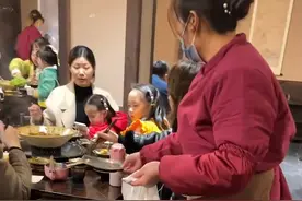 四川一顾客打包骨头喂狗狗，服务员主动挨个桌收集，一番话惹怒赞图片