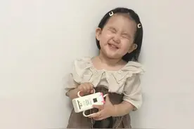 又骗我生女儿系列！3岁靠穿搭圈粉无数，造型百变的mini时尚博主图片