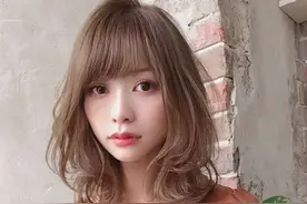 换来换去，还是“锁骨烫”时髦，今秋流行的八款发型显脸小又减龄图片
