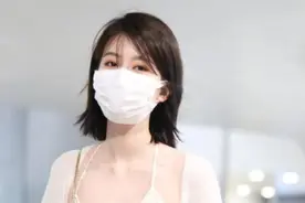 乔欣真自信！干瘪身材还穿V领吊带，清纯中带点小性感，真撩人图片