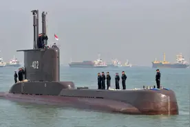 看到海面出现这种波浪千万别下水，连潜艇都怕它们图片