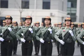 服役12年的阅兵女神士官，退伍了图片