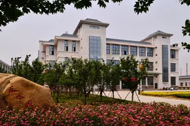 出糗了！河南一大学校庆邀请函竟有错别字，网友：都不翻阅字典吗图片