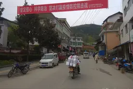 陕甘川三省交汇之处的一个小镇，因为一个火车站而繁荣起来图片
