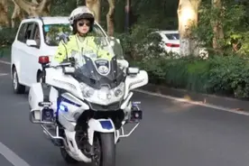 ​今早杭州大姐骑车闯红灯，交警小姐姐一路跟到了菜场图片