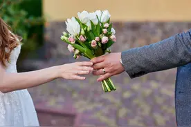 订婚宴上，女方家的“达官贵人”吓坏了准婆婆：儿子，咱娶不起图片