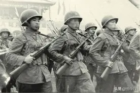 全副武装实战模拟 接受检阅豪情满怀图片