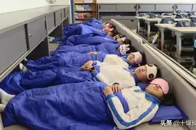 学生躺在教室睡觉？是真的吗？反正我是羡慕了图片