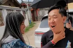 中年妇女偶像李勤勤近照曝光，眼眶凹陷显老态，掐后辈脖子引争议图片