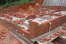 现在农村自建房，几乎每家在建时都喜欢抬高地基，原因是什么？图片