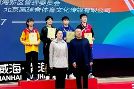 刘国梁亲自颁奖！乒乓球全国青锦赛落幕，向鹏、蒯曼勇夺单打冠军图片