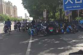 临河街头共享单车“强行拦路”，人行道成了停车场？图片