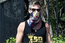 克里斯和安娜贝拉街拍，派派又跟狗仔凭空对拍，口罩也遮不住的皮图片