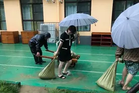 铲车摆渡！暴雨中郑州一幼儿园303个孩子被困，老师趟水护送他们回家图片