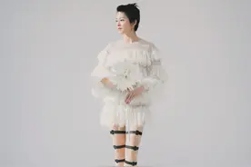 44岁梁咏琪身材仍然能打，新专辑造型秀出大长腿图片