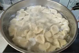 煮饺子，怎么煮才劲道好吃？记住4点，不破皮不露馅，特好吃图片