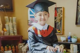 帅气男孩幼儿园刚毕业，发生呕吐、肚子痛，送医后要了父母半条命图片