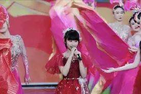 春晚开场女孩身份为何？身居C位，毫不怯场图片