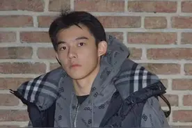 18岁足坛帅哥李嗣镕颜值堪比年轻陈冠希，网友：踢得再差也不骂图片