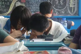 初中老师安排异性同桌，为何课桌上会有“三八线”？图片