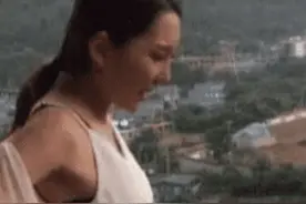 “蹦极女子”在网上火了，要跳时衣服却一直往下掉，我都不好意思图片