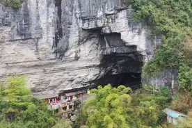 与世隔绝的山洞，70岁老人一住就是17年，没人陪伴却不孤独图片
