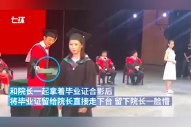 合影后女生忘拿毕业证，网友：这真是来照相的图片
