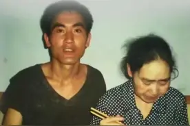 13年前，“贵州孝子”刘秀祥背着母亲上大学，如今怎么样了？图片